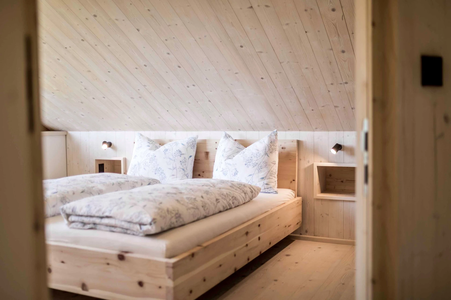 Schlafzimmer mit Holz und natürlichen Materialien